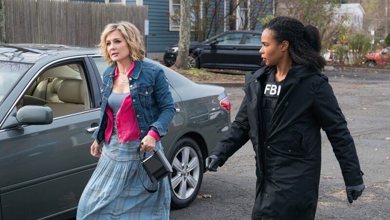 Jackie Ward (Amy Carlson, l.); Sheryll Barnes (Roxy Sternberg, r.) – Bild: CBS Broadcasting Inc.