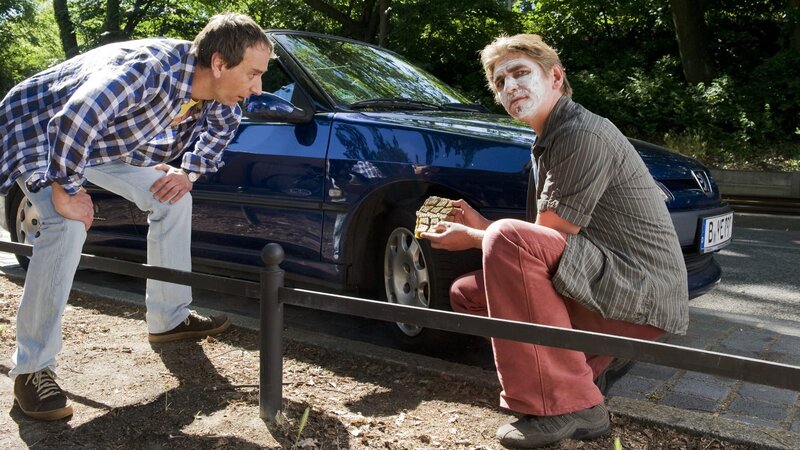 Bleibt noch eine Spur: Der Reifenabdruck vom Tatort. War Svens (Oliver Dupont, l.) Exfrau am Bienenwagen? Fritz (Guido Hammesfahr, r.) überprüft das. – Bild: ZDF/​Antje Dittmann