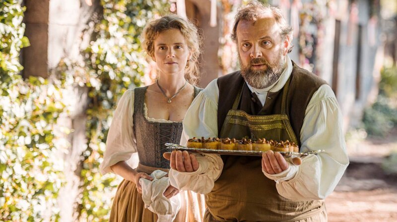 Pierre (Grégory Gadebois) und Louise (Isabelle Carré) möchte ihre Gäste kulinarisch verwöhnen. – Bild: ARD Degeto/Neue Visionen Filmverleih/Jérôme Prébois Pierre (Grégory Gadebois) und Louise (Isabelle Carré) möchte ihre Gäste kulinarisch verwöhnen. – Bild: ARD Degeto/Neue Visionen Filmverleih/Jérôme Prébois