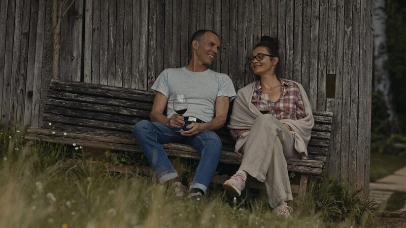 Karl Jungwirth und Tatjana Nikitsch bei einem glas Rotwein – Bild: ServusTV /​ Querschuss Film