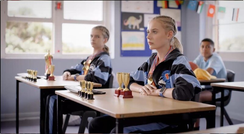 Ivanka und Victor Volkov wollen beim Kulturtag der Schule mit ihren Pokalen beeindrucken. Ob das gelingt? – Bild: SWR/​Northern Pictures