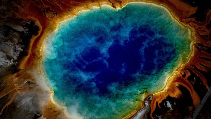 Luftaufnahme der Grand Prismatic Spring – Bild: unitstan /​ THE HISTORY CHANNEL /​ Carlos Jaramillo