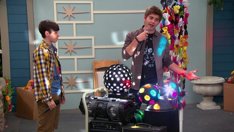 L-R: Billy Thunderman (Diego Velazquez), Max Thunderman (Jack Griffo) – Bild: ViacomCBS