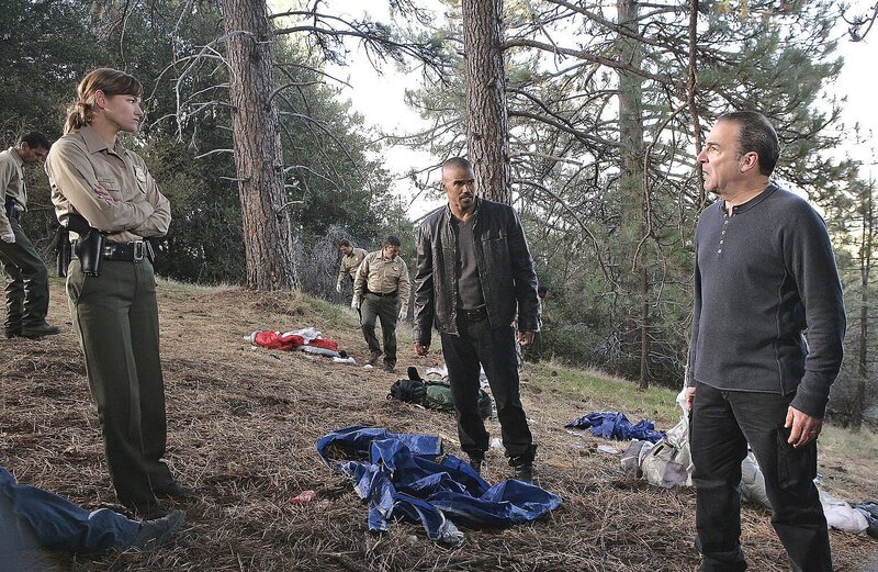 Ein grausamer Fall beschäftigt Derek (Shemar Moore, 2.v.r.) und Gideon (Mandy Patinkin, r.). – Bild: Touchstone Television