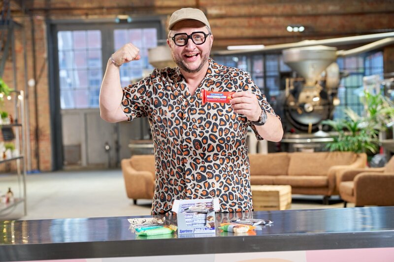 Als Snack für Sportler versprechen Proteinriegel eine hohe Eiweißversorgung bei geringer Kalorienzufuhr. Sebastian Lege zeigt, mit welchem Trick die Lebensmittelindustrie dieses Versprechen einhält. – Bild: ZDF und Guido Engels