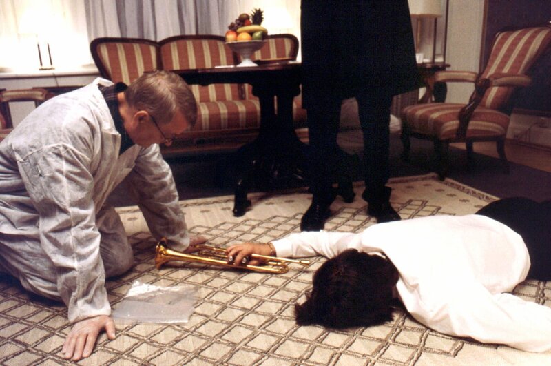 Kriminaltechniker Walter (Walter Nickel, links) auf Spurensuche zur Aufklärung des Mordes an Milan Materna (Pavel Reznicek). – Bild: MDR/​Stepan Lutansky