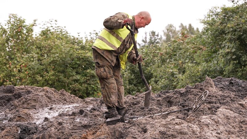 Matthias gräbt. – Bild: DMAX – Germany /​ Production Company