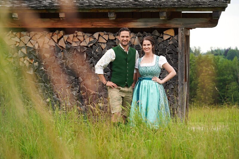 Servus Musikantenstammtisch Moderatoren Richard Deutinger und Conny Bürgler – Bild: Degn Film /​ ServusTV