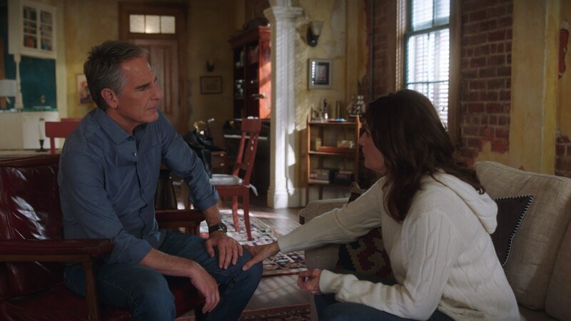 Dwayne Pride (Scott Bakula, l.); Rita Devereaux (Chelsea Field, r.) – Bild: 2021 CBS Broadcasting Inc. All Rights Reserved. Lizenzbild frei