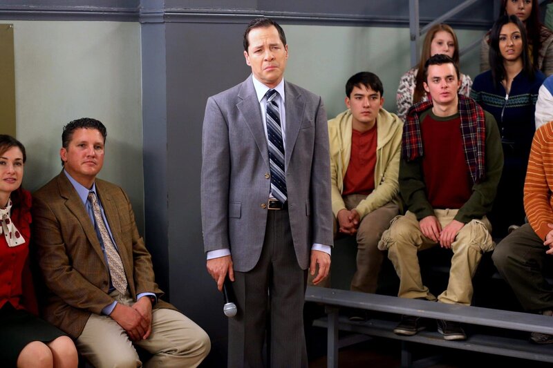 Principal Cameron (French Stewart) – Bild: Warner Brothers