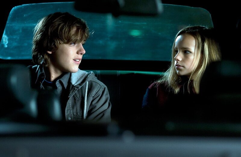 Erste, vorsichtige Annäherung von Lea (Stella Kunkat) und Anton (Johann Hillmann) im Auto an der Tankstelle. – Bild: ORF/Cinecentrum Berlin/Oliver Feist Erste, vorsichtige Annäherung von Lea (Stella Kunkat) und Anton (Johann Hillmann) im Auto an der Tankstelle. – Bild: ORF/Cinecentrum Berlin/Oliver Feist