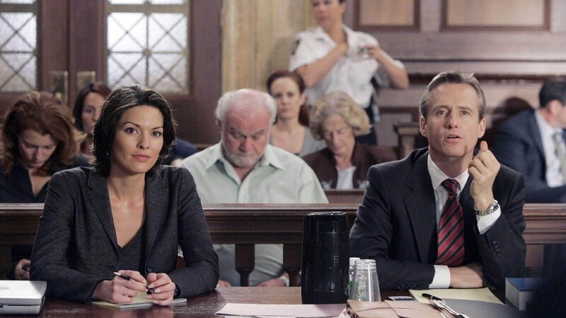 Im Gericht: Die Staatsanwälte Connie Rubirosa (Alana De La Garza, vorne l.) und Michael Cutter (Linus Roache, vorne r.) versuchen die Grand Jury von Rodchenkos Schuld zu überzeugen. – Bild: RTL /​ NBC