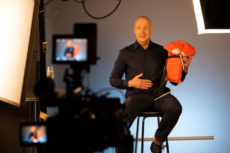 Der Brautvater, Markus Hensch (Christoph Grunert), dreht gemeinsam mit anderen Hochzeitsgästen ein Überraschungsvideo für das zukünftige Ehepaar. Am nächsten Tag wird der Fotograf tot aufgefunden. – Bild: ZDF und Martin Rottenkolber