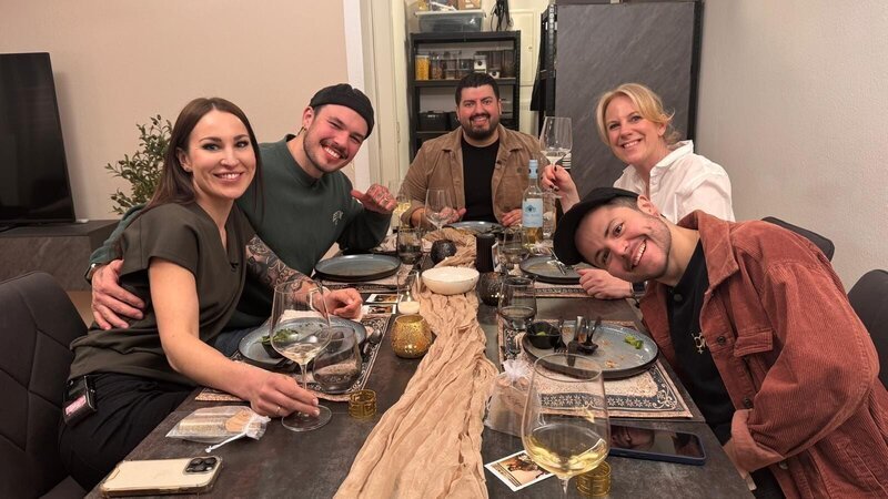 v.l.n.r.: Katharina (@two.moms.one.journey), Tim (@timjohnsonx), Gastgeber Ramin (@lass_ma_kochen), Tina (@tinas_homeandgarden) und Robin (@transjoyboy) – Bild: RTL /​ ITV Studios Germany