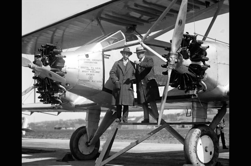 Die US-Navy-Piloten Noel G. Davis (li.) und Stanton H. Wooster (re.) kommen beim Versuch der Ozeanüberquerung ums Leben. – Bild: Library of Congress/​Public Domain