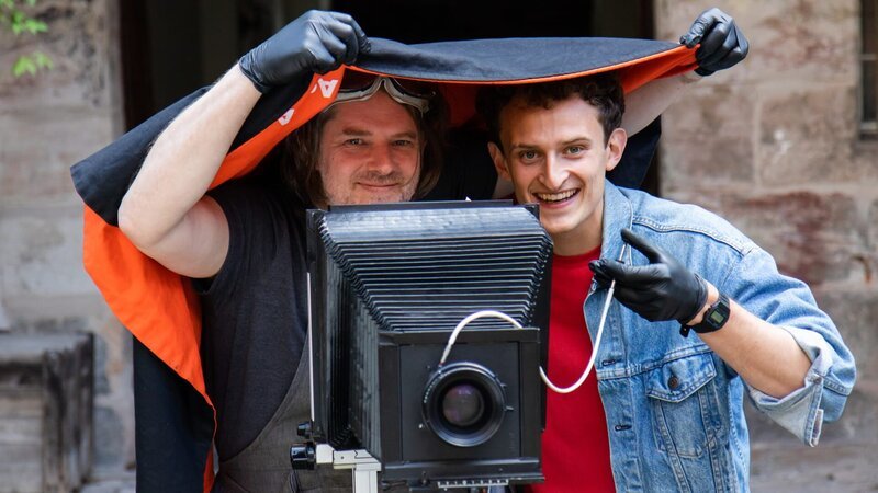 Julian trifft den Fotografie-Experten Peter. Er verwendet eine ganz besondere Technik – sie ist etwa 150 Jahre alt. Wie das Foto wohl aussieht? – Bild: BR/​megaherz gmbh/​Markus Schindler