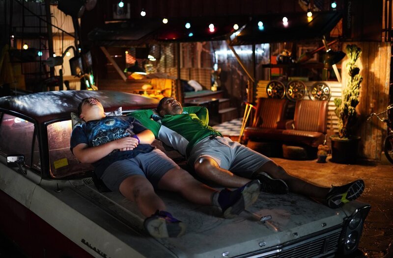 Geschafft, Daddy (Daya Sao-Mafiti, re.) und Mikey (Semisi Cheekam, li.) lassen den erfolgreichen Tag Revue passieren und denken über die Zukunft nach. – Bild: SWR/​Northern Pictures