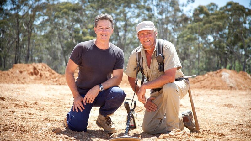 L-R: Mick und Neville. – Bild: Warner Bros. Discovery