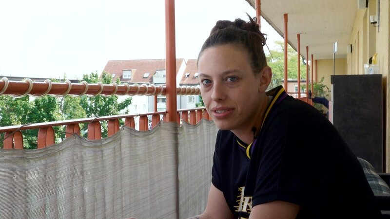 Auch die alleinerziehende Janine erhält vom Vater ihrer Zwillinge keinen Unterhalt. Denn bisher hatte ihr Ex die Vaterschaft stets angezweifelt und sich lange geweigert einen DNA-Test zu machen. Doch nun liegt das Ergebnis vor: zu über 99% ist er der Vater von Jaydin und Jaylin. Bislang wurde der Unterhalt für die Kinder vom Staat übernommen. Wie viel Janine zukünftig vom Vater erhält, muss noch geklärt werden. – Bild: RTLZWEI
