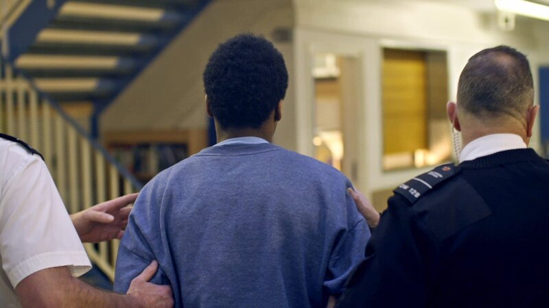 Ist ein Insasse für seine Gewaltbereitschaft bekannt, darf er sich nur mit Handfesseln und auf Anweisung des Wachpersonals in der Anstalt bewegen. – Bild: N24 Doku