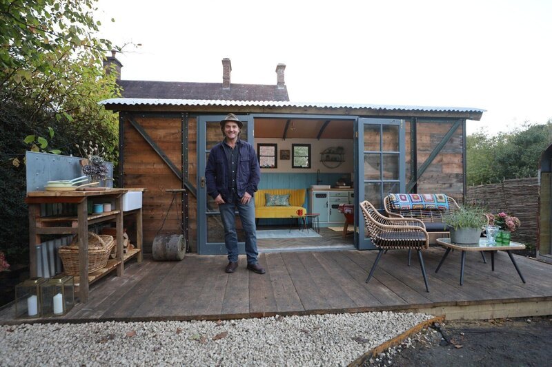 Simon Parfett vor Beth und Johns Waggon – Bild: RTL /​ Plimsoll Productions Ltd