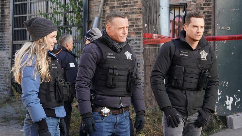 L-R: Hailey Upton, Hank Voight und Jay Halstead. – Bild: AXN Black