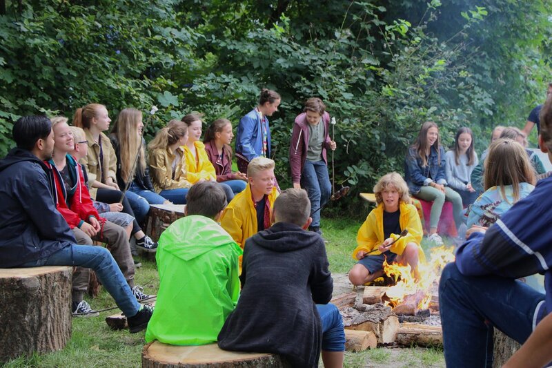 Gemeinsames Lagerfeuer am See. Die Klassenfahrt der Einsteiner neigt sich dem Ende entgegen. – Bild: MDR/​Saxonia Media/​Nina Töbermann