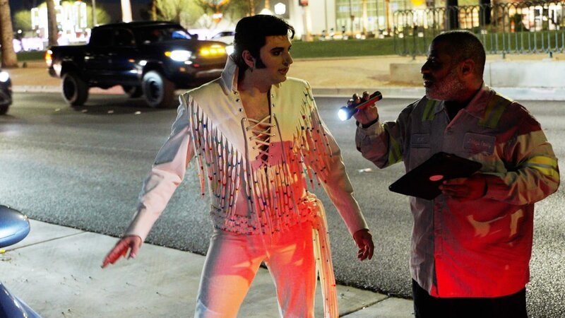 TW speaking with an Elvis impersonator – Bild: Warner Bros. Discovery