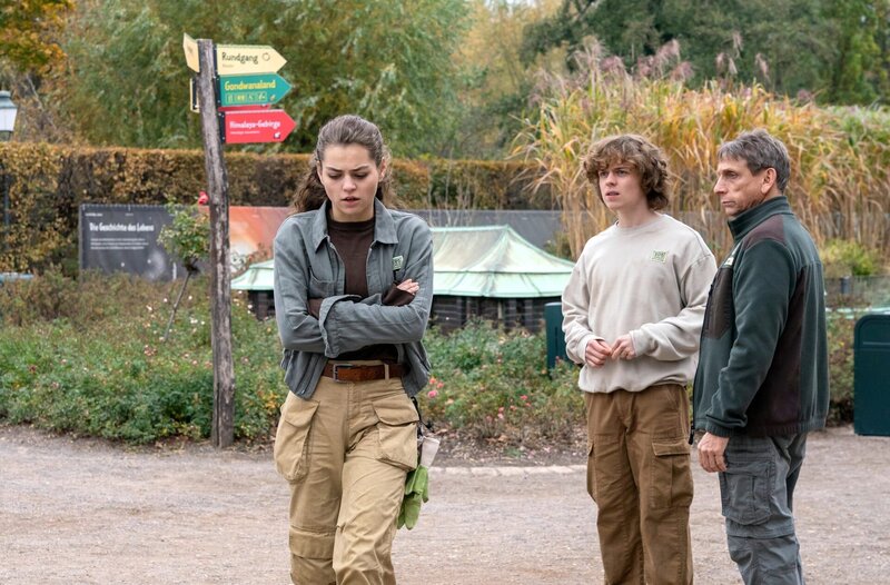 Wütend verlässt Luisa Mertens (Lilly Wiedemann, l.) ihren Arbeitsplatz. Kollege Phil (Jonas Kaufmann, 2.v.r.) und Cheftierpfleger Conny Weidner (Thorsten Wolf, r.) sind ratlos. – Bild: ARD/​Saxonia Media/​Steffen Junghans