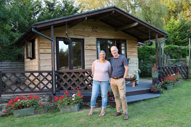 Michelle und Tobin vor ihrem Sommerhaus – Bild: RTL /​ Plimsoll Productions Ltd