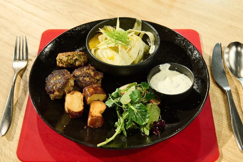 Leibgericht: Kalbfleischpflanzerl mit Schnittlauchcreme, Orangen-Fenchel-Salat und Laugenbrotscheiben mit Paprika und Wildkräutern von Johanna Zwarg – Bild: ZDF und Gunnar Nicolaus