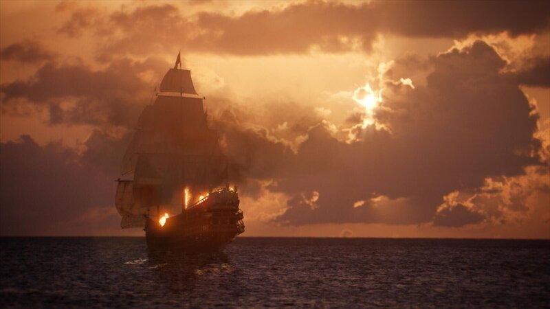 Die Quedagh Merchant, das legendäre Schiff von Kapitän Kidd. Kidd war ein verurteilter Pirat, und die Besatzung wollte sein Schicksal nicht teilen und machte sich mit so vielen Schätzen wie möglich aus dem Staub, um das Schiff in Brand zu setzen. (National Geographic) – Bild: 2020 NGC Network US, LLC. All rights reserved. Lizenzbild frei