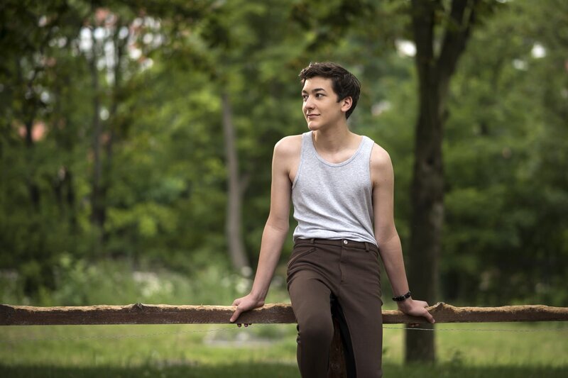 Gelassen lehnt Kasimir (Sinan El Sayed) am Gatter und denkt an das heutige Abenteuer – und Martha …! – Bild: MDR/​Saxonia Media/​Felix Abraham