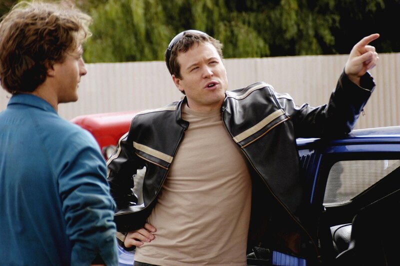 Luke (Dean O’Gorman, l.) hat sein Auto an Greg (Henry Nixon) verwettet. Ein großer Fehler … – Bild: RTL