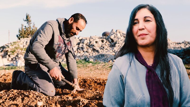 Die Aufbauarbeit in Syrien hat begonnen. Abu Feyrous hilft als Freiwilliger bei den Grünhelmen in Aleppo. Anoud Daqouri ist Bürgermeisterin von al-Hasaka, nahe der türkischen Grenze. – Bild: ZDF und André Götzmann, Raman Al-Issa