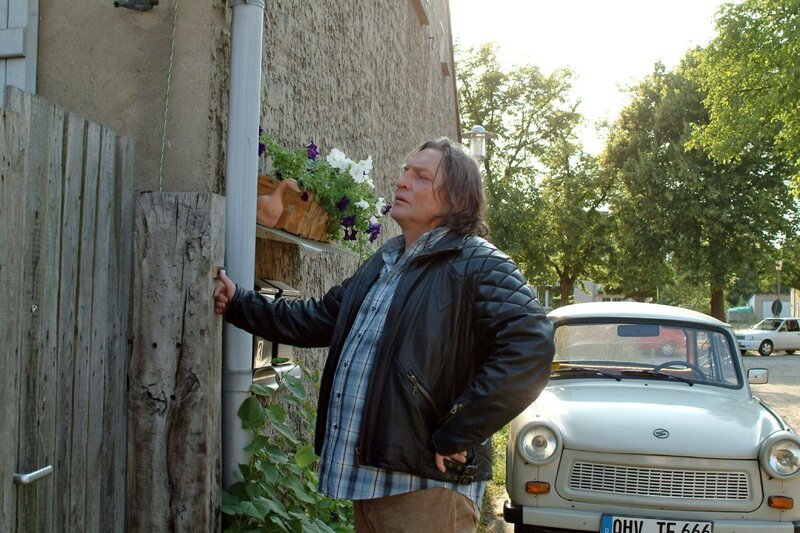 Bernd (Volker Herold) hat sich auf den Weg nach Kalehne gemacht, um Brunos Mutter aufzusuchen … – Bild: SAT.1 /​ Monika Schürle Eigenproduktionsbild frei