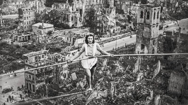 Hochseilakt über Trümmern: Seiltänzerin Camilla II (Camilla-Mayer-Truppe) über dem Kölner Heumarkt 1946 – Bild: WDR Hochseilakt über Trümmern: Seiltänzerin Camilla II (Camilla-Mayer-Truppe) über dem Kölner Heumarkt 1946 – Bild: WDR