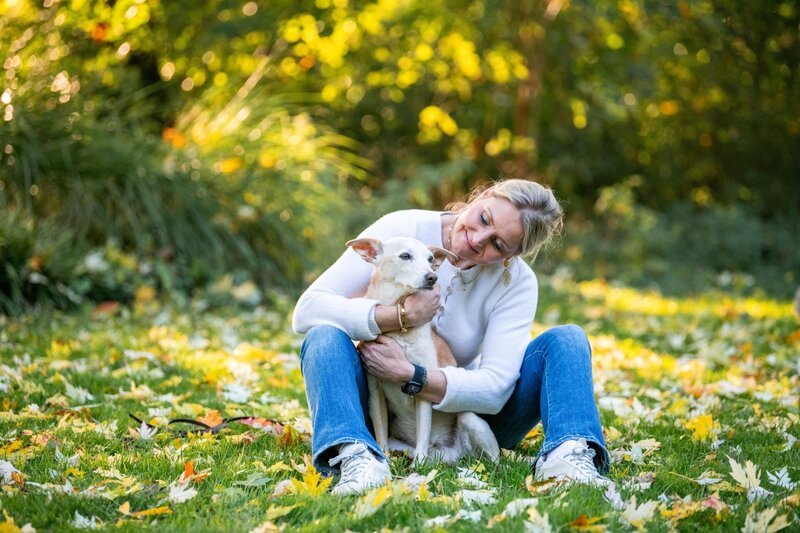 34 Millionen Haustiere leben in Deutschland. Carmen mit ihrer Hündin Mila: „Sie ist wie mein erstes Kind“. – Bild: ZDF und Anja Wilbs