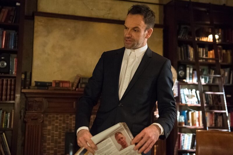 Ermittelt in einem neuen Fall: Holmes … – Bild: CBS Television