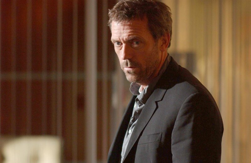 Ist von seinem neuen Mitbewohner ziemlich genervt: Dr. Gregory House (Hugh Laurie) – Bild: NBC Universal Television Studio