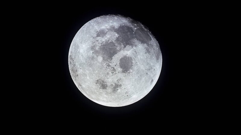 Der Erdmond ist der einzige natürliche Satellit des Blauen Planeten und gilt im Verhältnis zu seinem Zentralkörper Erde als außergewöhnlich groß. – Bild: N24 Doku