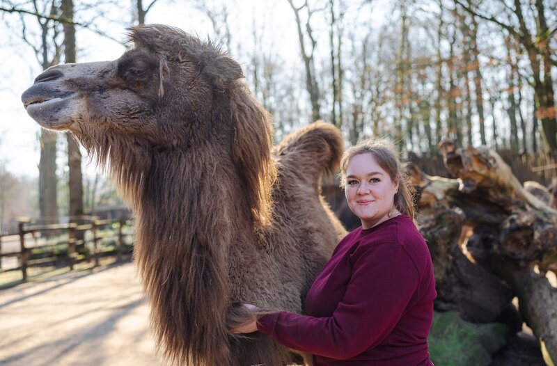 Keine Angst vor großen Tieren – Lea macht im Zoo eine Ausbildung zur Tierpflegerin. – Bild: WDR/​Ben Knabe