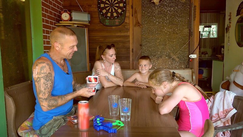 Franks Familie genießt die letzten Sommertage mit Pool und Eis, während Nesthäkchen Kalli seinem ersten Schultag entgegenfiebert. – Bild: RTLZWEI