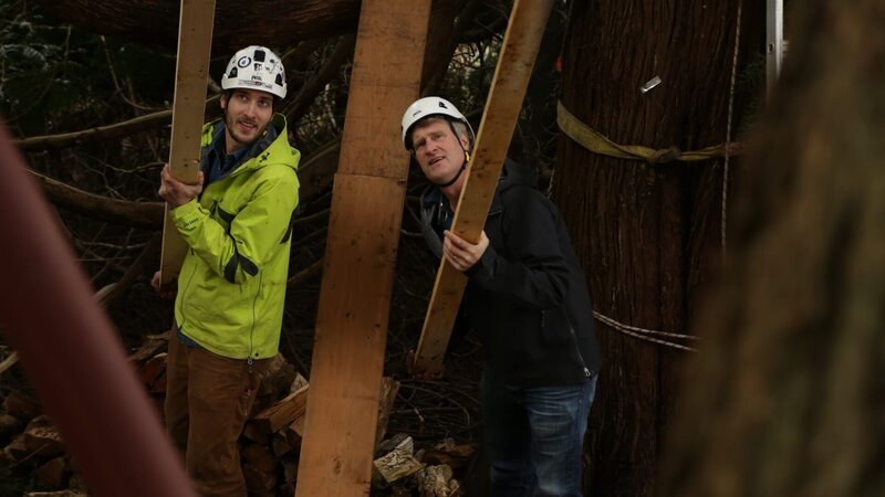 Pete Nelson and the team during the treehouse build. – Bild: Animal Planet /​ Discovery Communications