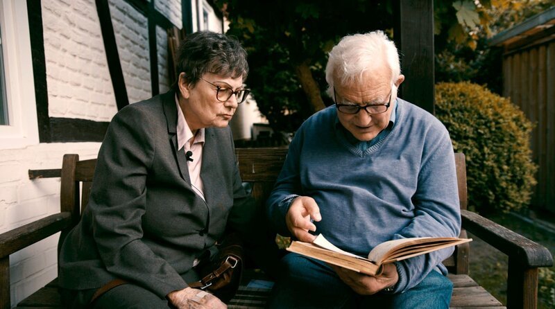 Der Film analysiert die Situation von Schriftsteller:innen wie Fallada, Kästner, Benn oder Seidel, die in Nazi-Deutschland blieben, differenziert behutsam deren Denken und Haltung zum Nationalsozialismus, und stellt sie in Kontrast zu Exil-Autor:innen wie den Manns, Brecht oder Feuchtwanger, die nach der Machtergreifung ins Exil gingen. – Anatol Regnier bei der Lektüre – Bild: rbb/Lupa Film/Markus Schindler Der Film analysiert die Situation von Schriftsteller:innen wie Fallada, Kästner, Benn oder Seidel, die in Nazi-Deutschland blieben, differenziert behutsam deren Denken und Haltung zum Nationalsozialismus, und stellt sie in Kontrast zu Exil-Autor:innen wie den Manns, Brecht oder Feuchtwanger, die nach der Machtergreifung ins Exil gingen. – Anatol Regnier bei der Lektüre – Bild: rbb/Lupa Film/Markus Schindler
