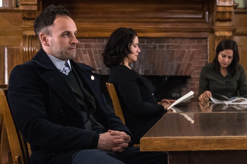 Sein neuer Fall wirft zahlreiche Fragen auf: Holmes (Jonny Lee Miller) … – Bild: CBS