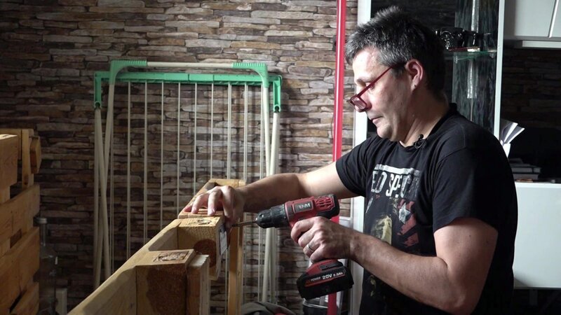 Carsten ist ein Handwerker, wenn er nicht tüfteln und bauen kann, dann ist der 46-Jährige nicht glücklich. Für heute hat er sich ein Palettten-Bauprojekt vorgenommen. – Bild: RTLZWEI