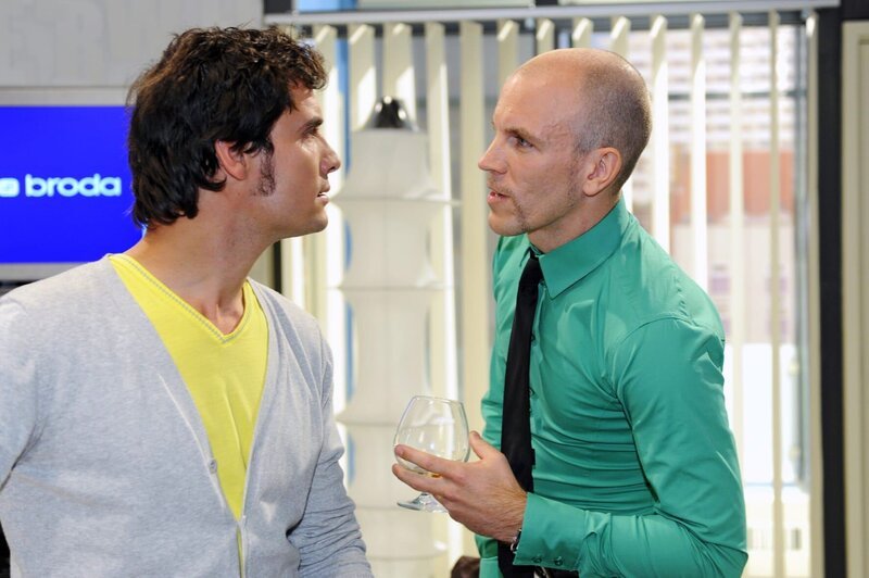 Gerrit (Lars Löllmann, r.) gerät mit Alexander (Paul T. Grasshoff, l.) aneinander – eine Begegnung mit Folgen … – Bild: SAT.1 /​ Oliver Ziebe