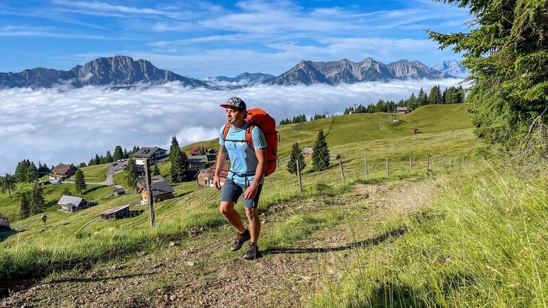 Peter Holzer, Hike and Fly, auf der Emberger Alm während ServusTVs „Bergwelten, Kreuzeckgruppe, Kärnten, Österreich am 14 Juli 2024 – Bild: Eduardo Gellner /​ ServusTV