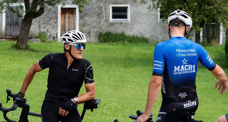 v.li.: Wolfgang Fasching und Martin Fischerlehner (Radsport Fischerlehner) auf der Legendenfahrt – Bild: ServusTV /​ Moviemedia